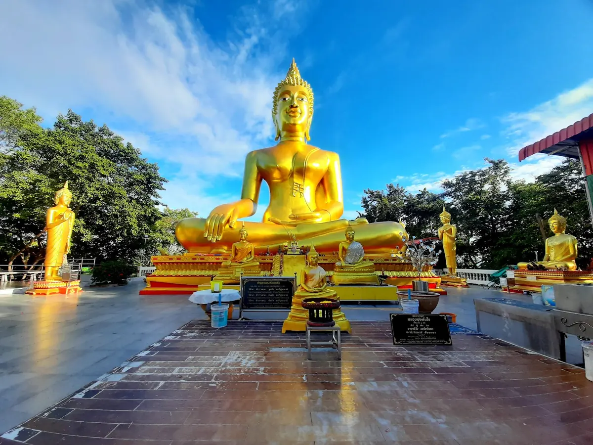 Wat Phra Yai (Big Buddha)